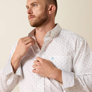 Camisa Ariat Wrinkle Free Cal Classic Fit White Medallieon Print Caballero